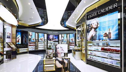 關(guān)稅下調(diào)引發(fā)進(jìn)口化妝品降價(jià)潮，市場(chǎng)銷售格局或?qū)⒅厮? class=